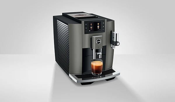 Een zij/voor aanzicht van de JURA E8 om het design te laten zien